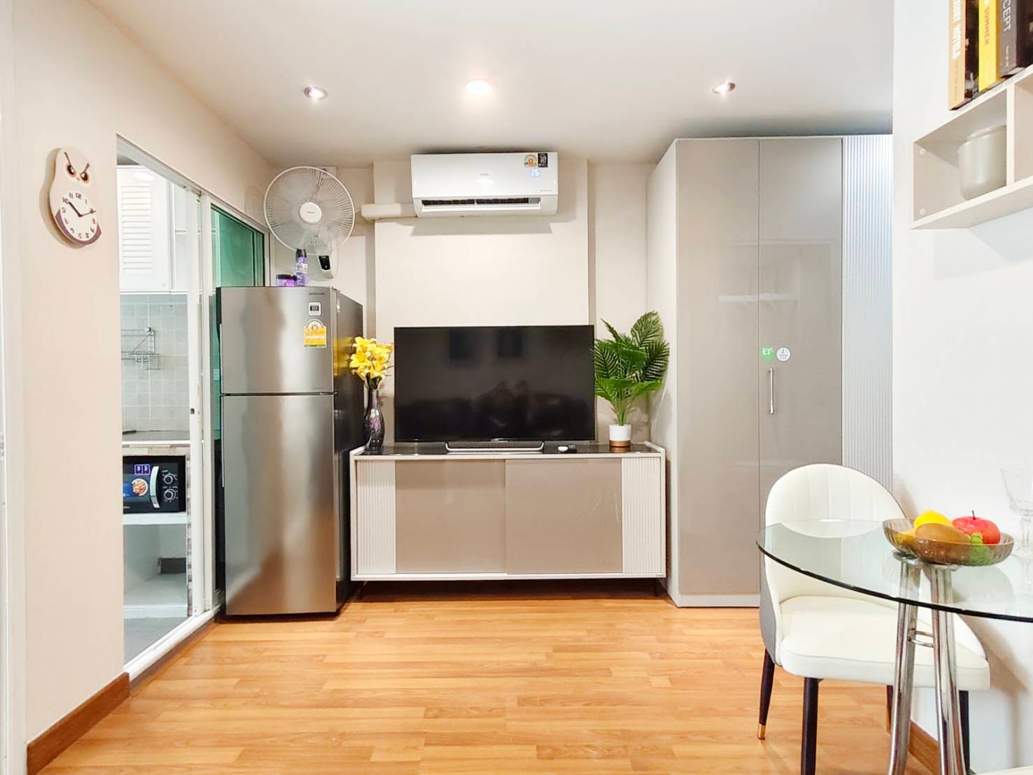 The  is selling it himself. Condo for sale Regent Home Sukhumvit 81, next to Bts On Nut, 700 m., pool view, newly decorated, beautiful on the cover.