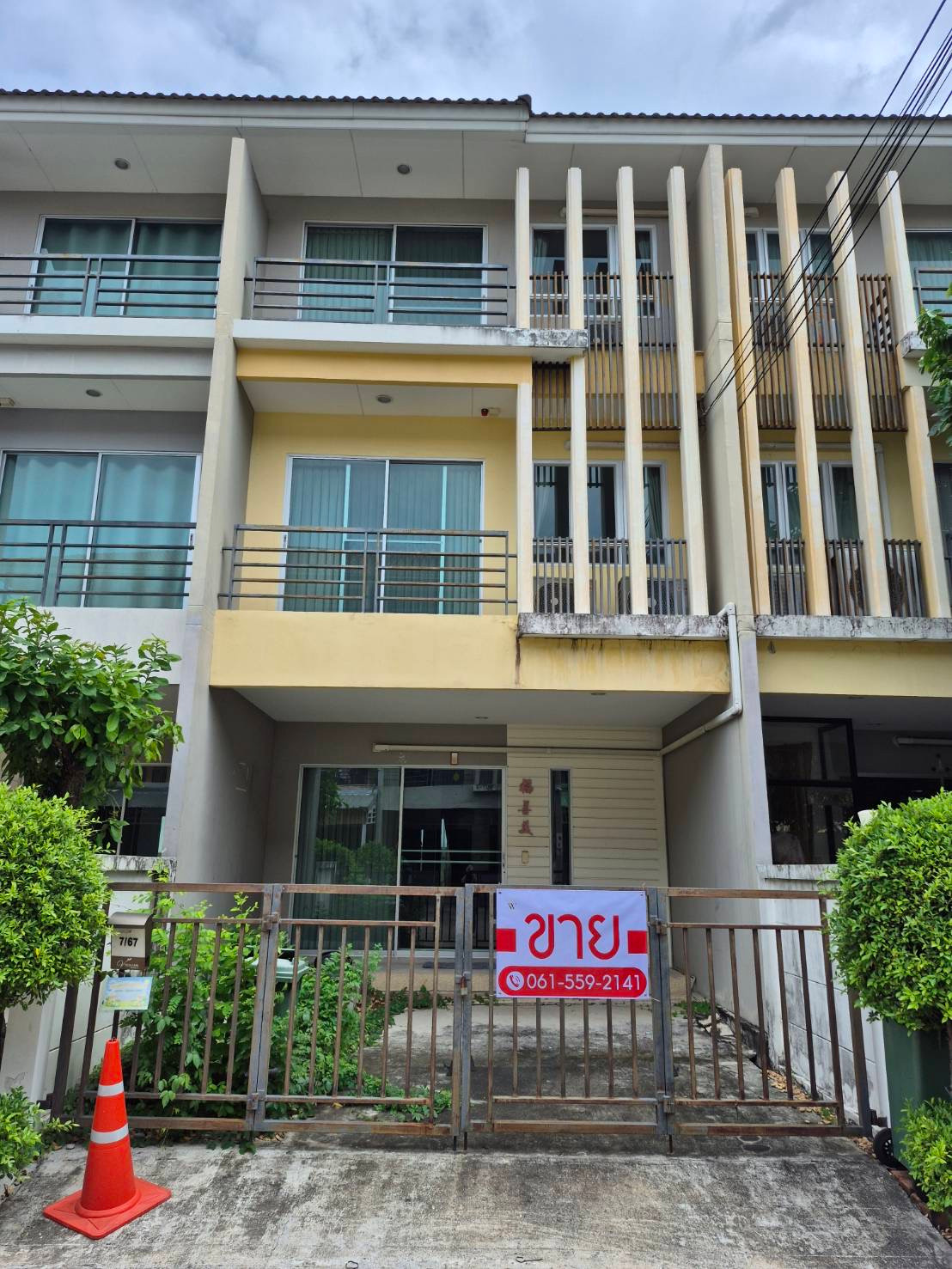 Townhome for sale Vista Rama 2, very good condition, decorated with built-ins.
