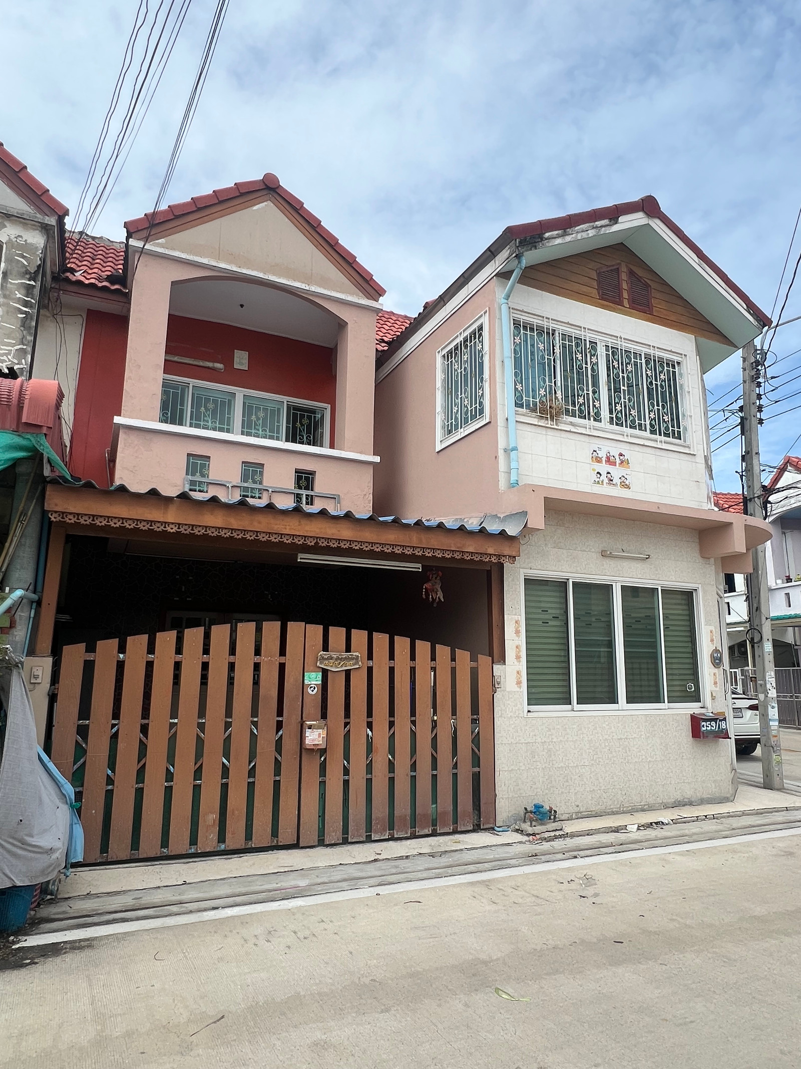 Price shock! 2 townhouses, 53.4 sq m, Thai Somboon Village, Pracha Uthit 90, up to 7 bedrooms, newly renovated condition. There is no common fee. Better value than a single house! Price shock! 2 townhouses, 53.4 sq m, Thai Somboon Village, Pracha Uthit 90, up to 7 bedrooms, newly renovated condition. There is no common fee. Better value than a single house!