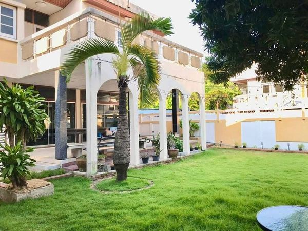 Land for sale with house in the city, connected to BTS Saphan Khwai, Inthamara 1 - Sutthisan, large plot of land 148 sq m, location in the heart of the city, Ari area.