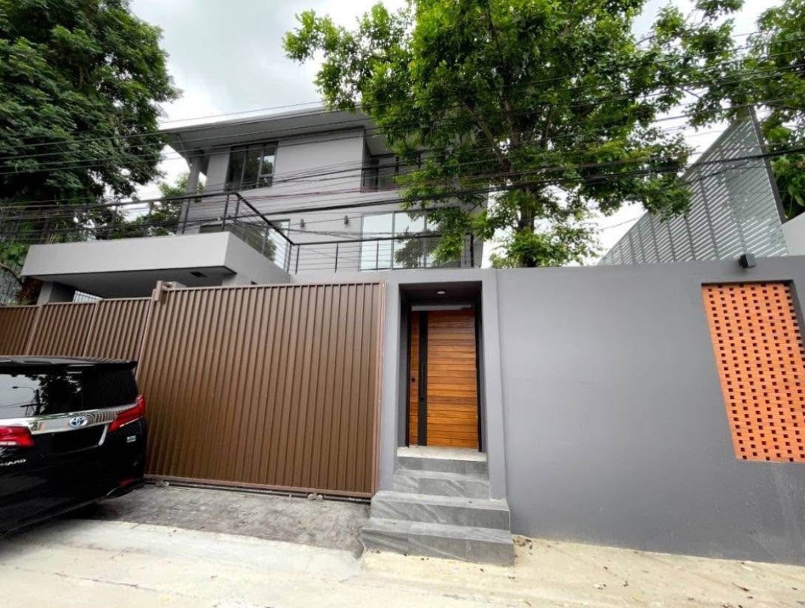 Villa for rent, home office, detached house, Soi Pridi Banomyong, Sukhumvit 71, parking for 3 cars. Villa for rent, home office, detached house, Soi Pridi Banomyong, Sukhumvit 71, parking for 3 cars.