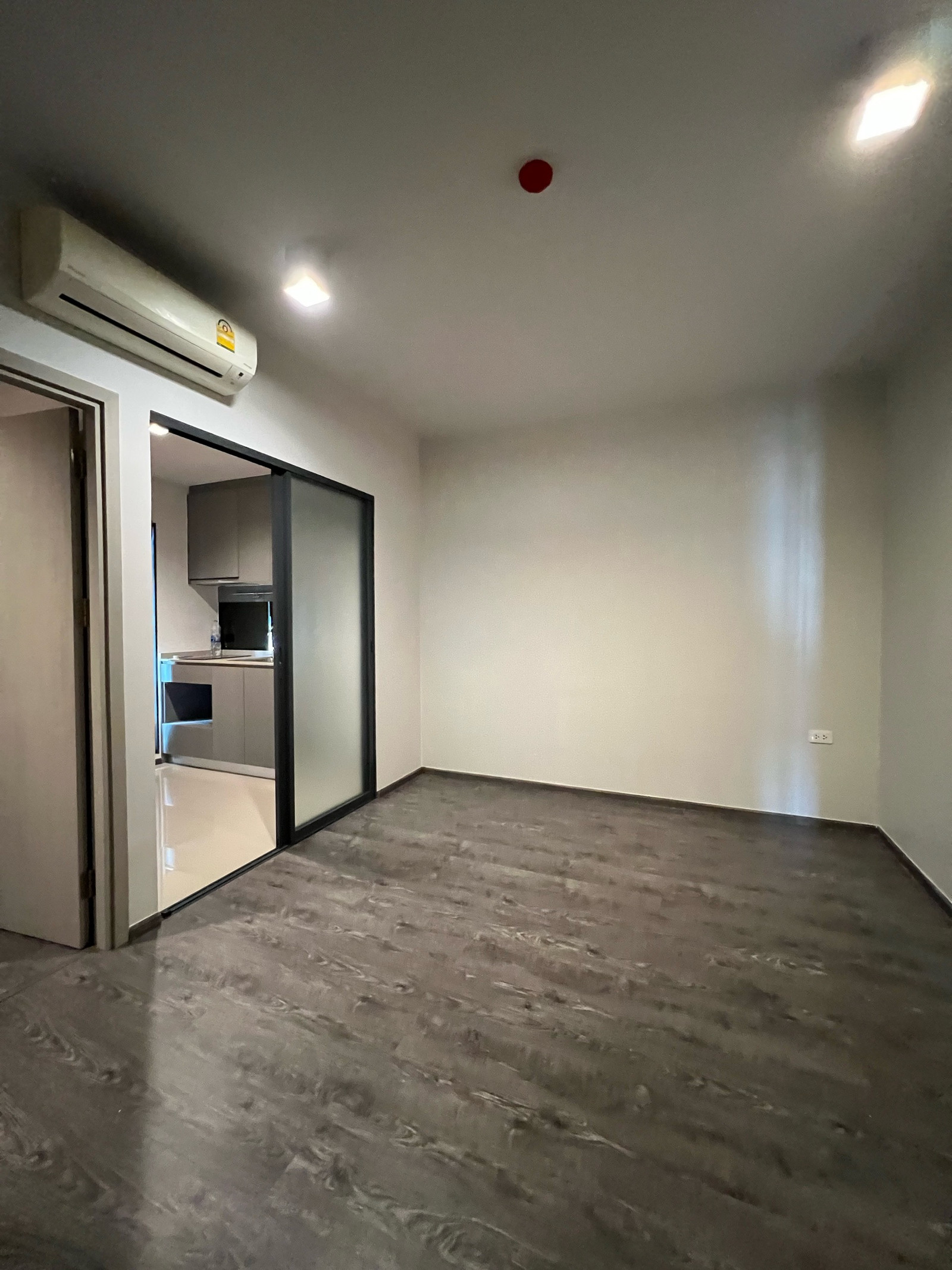 Urgent sale, price at a loss, 1 bedroom, 32 sq m., high floor, Ideo Sukhumvit 93, next to BTS Bang Chak.