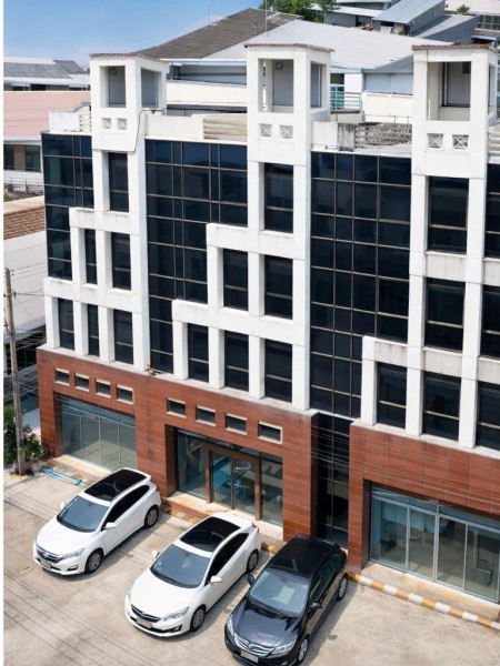 MRT LatPhrao101 225m. MRT BangKapi 900m. For rent and sale 6-story office building Rent 59,999 THB/m