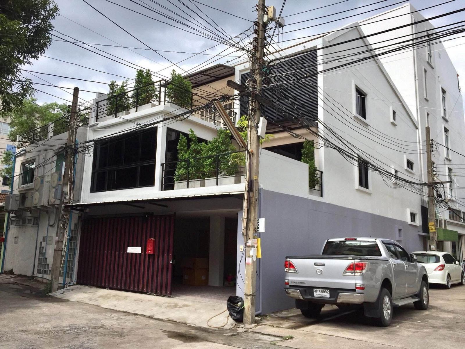 HR3651 Townhome for rent, 3 floors, 350 sq m, in the heart of Soi Ekkamai, near BTS Ekkamai, only 600 meters, suitable for a home office. Pet Friendly.