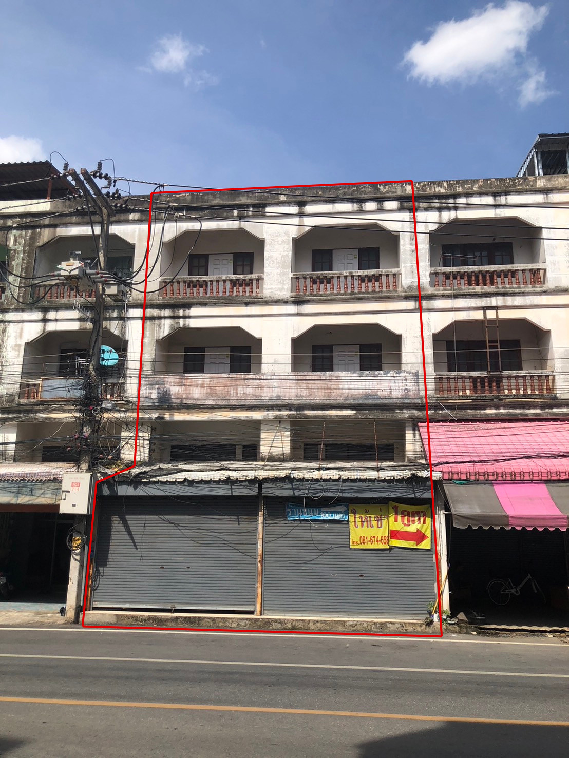 3-storey building for sale, 2 units, next to the intersection of Chanwechakit Road. 3-storey building for sale, 2 units, next to the intersection of Chanwechakit Road.