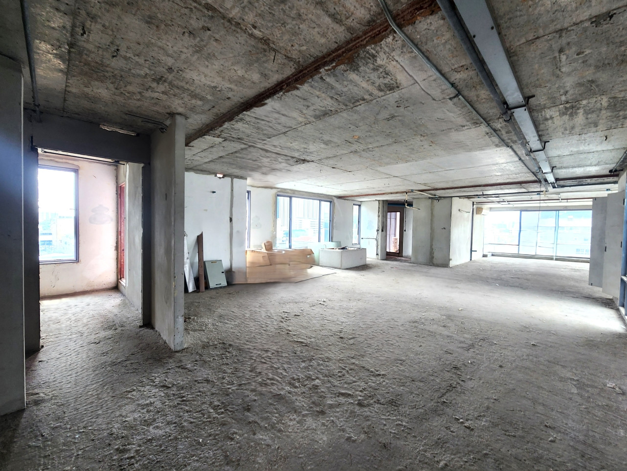 ขายคอนโด พรอม พหลโยธิน 2 ใกล้ BTS อารีย์ เดินเพียง 13 นาที Penthouses ห้องมุม พื้นที่ 206.34 ตรม. มี 3 ห้องนอน 2 ห้องน้ำ ระเบียงกว้าง ได้วิวโล่งกว้างลมพัดตลอด ห้องนี้เหมาะสำหรับคนชอบออกแบบเอง  – รูปที่ 3