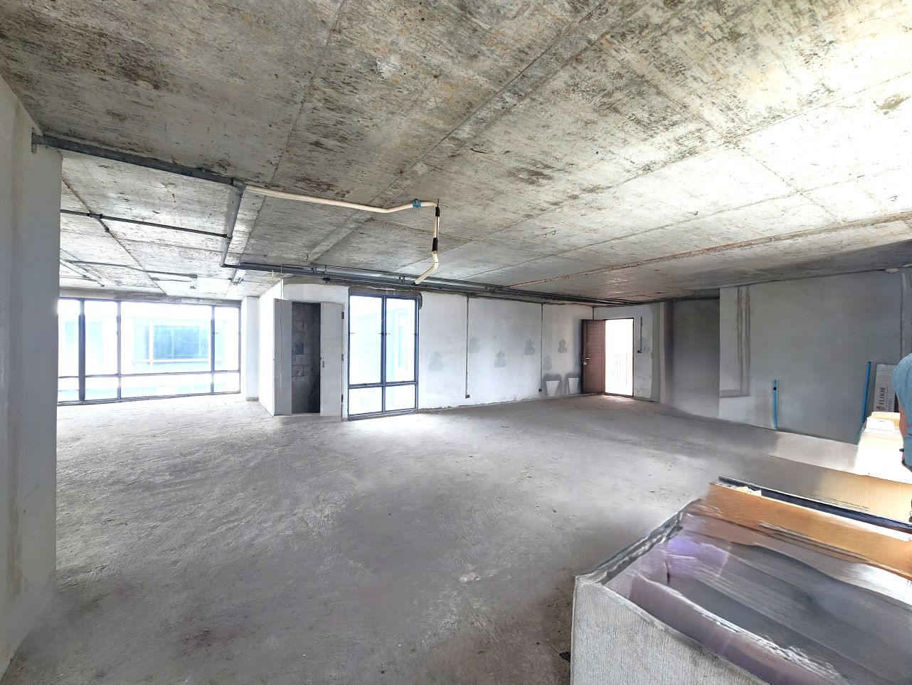 ขายคอนโด พรอม พหลโยธิน 2 ใกล้ BTS อารีย์ เดินเพียง 13 นาที Penthouses ห้องมุม พื้นที่ 206.34 ตรม. มี 3 ห้องนอน 2 ห้องน้ำ ระเบียงกว้าง ได้วิวโล่งกว้างลมพัดตลอด ห้องนี้เหมาะสำหรับคนชอบออกแบบเอง  – รูปที่ 2
