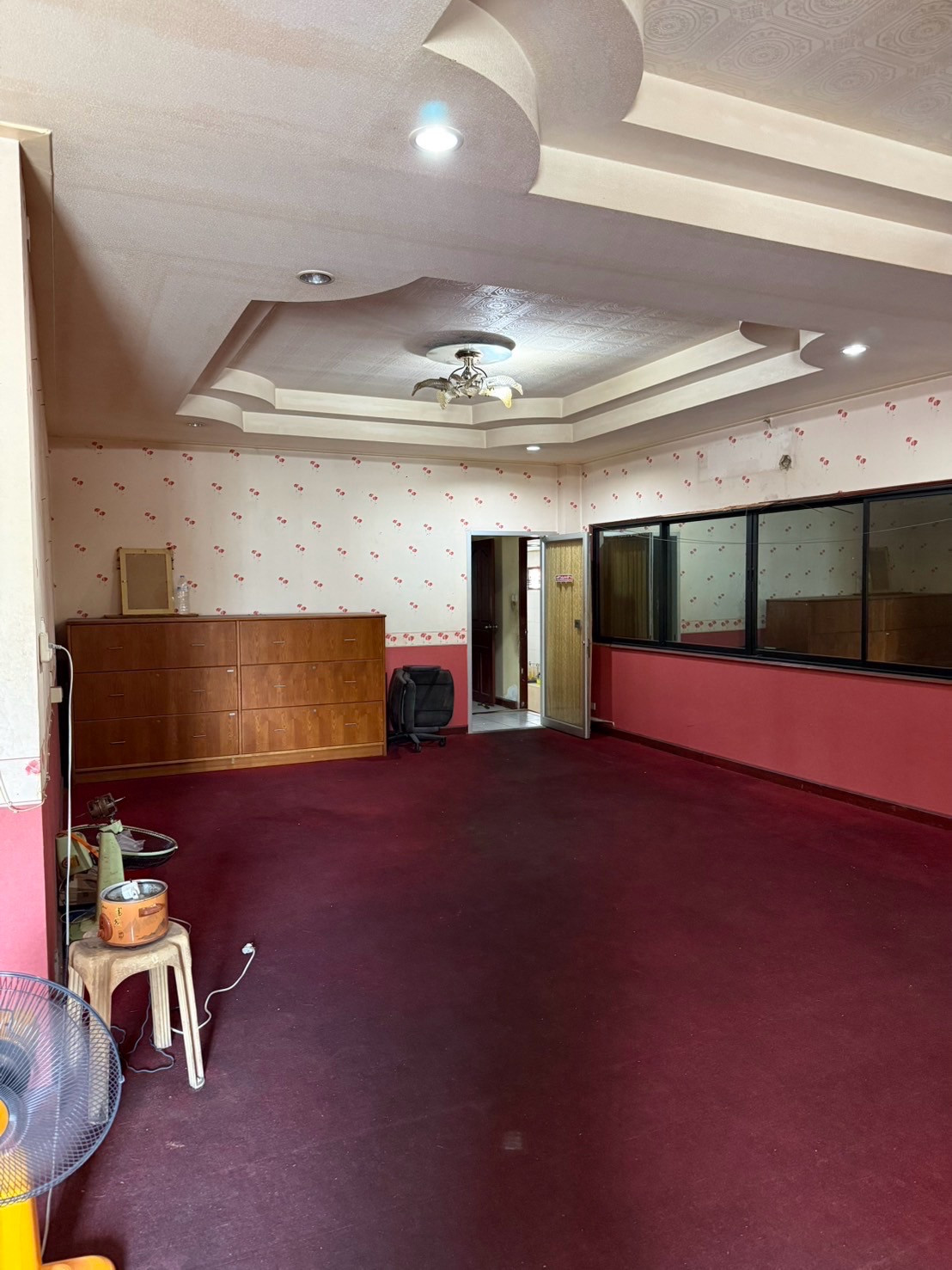 3-story building for sale, next to the main road, Ratchadaphisek 36. 3-story building for sale, next to the main road, Ratchadaphisek 36.