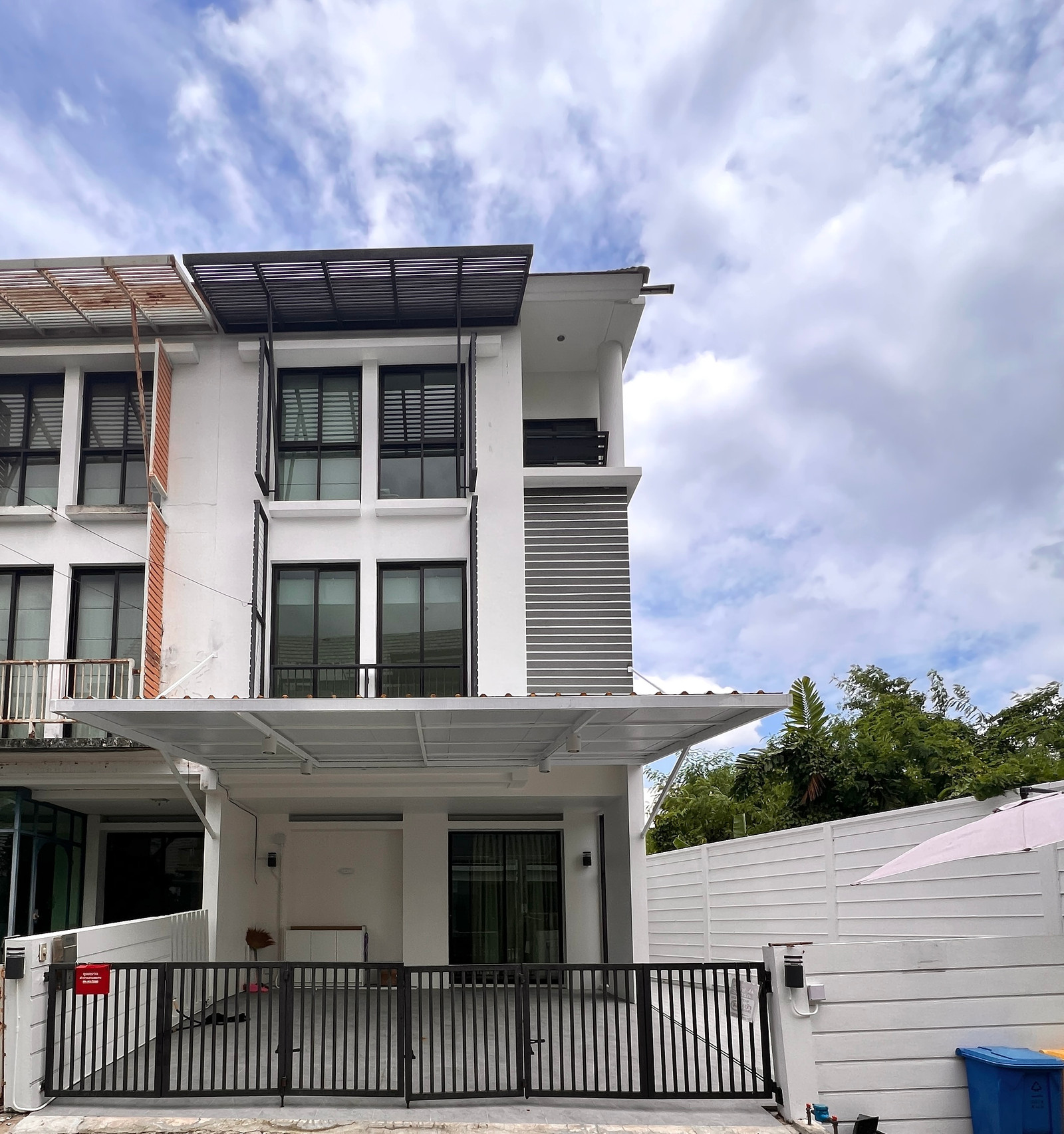 RH071626 Townhome for rent, 3 floors, 3 bedrooms, corner unit at Areeya Mandarina Sukhumvit 77, next to On Nut Road.
