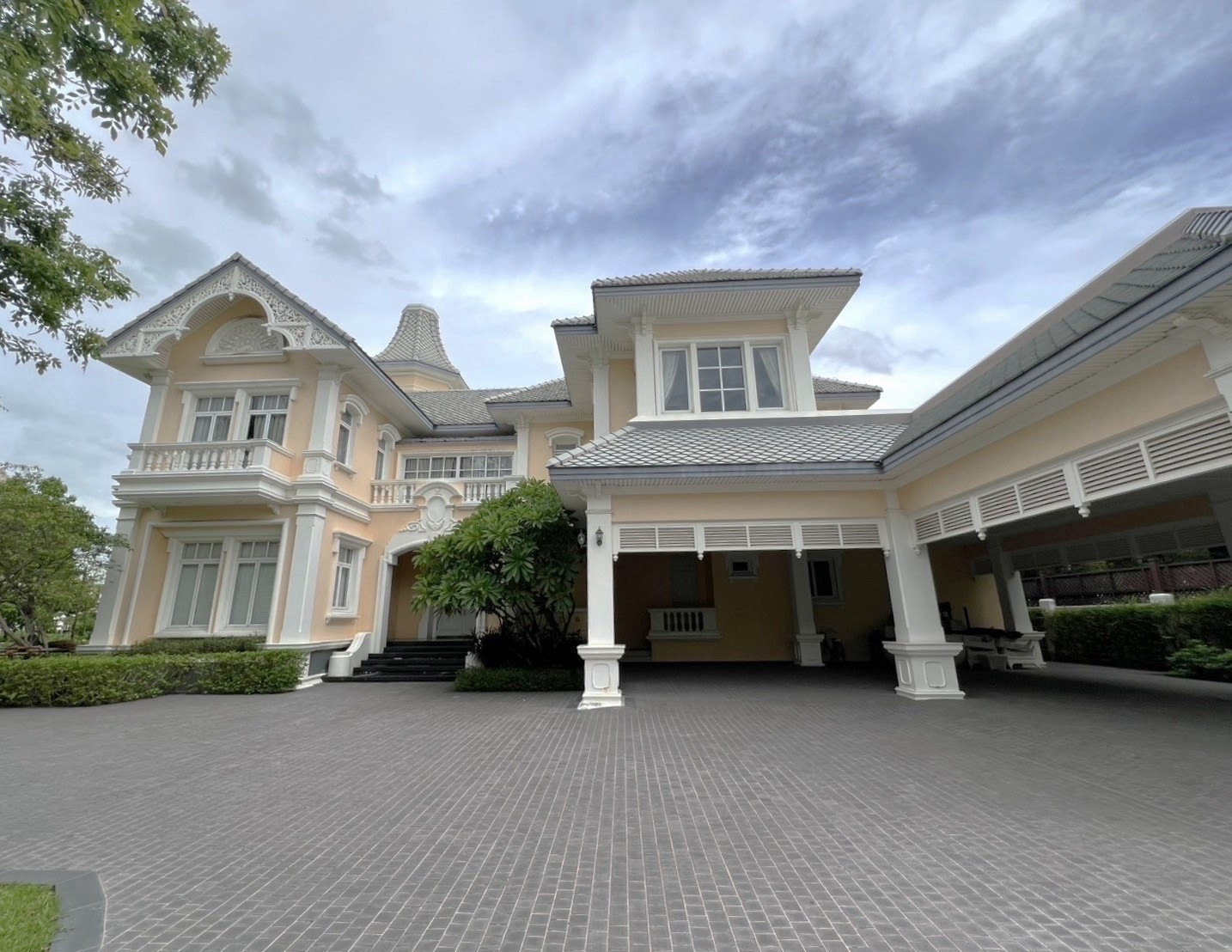Luxury house with private pool on Kaset Nawamin Road near The Crystal and Central Festival EastVille, close to international schools and convenient access for living and investment Luxury house with private pool on Kaset Nawamin Road near The Crystal and Central Festival EastVille, close to international schools and convenient access for living and investment