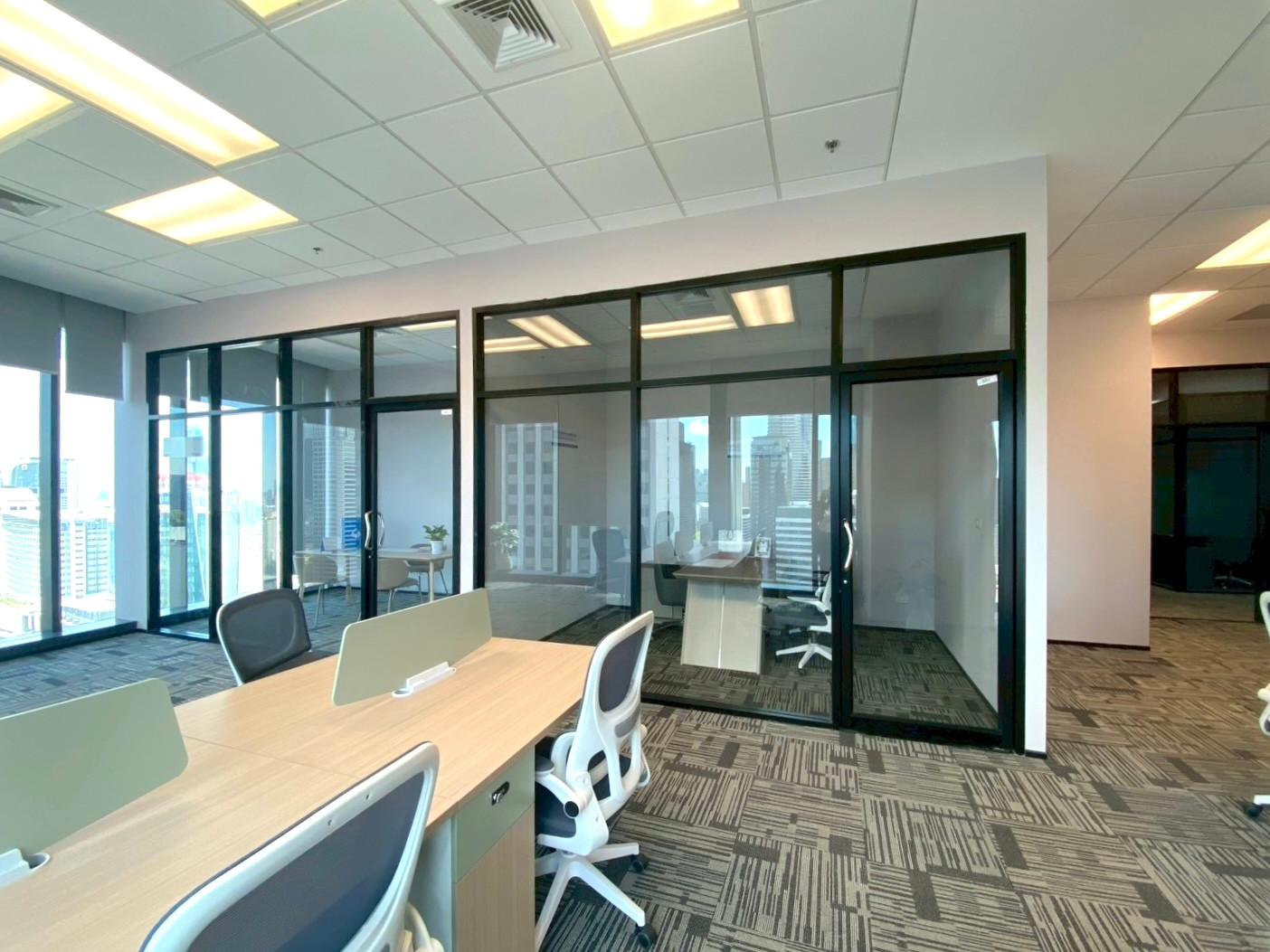 Office พร้อมเฟอร์ 15 ที่นั่ง, 800ม.จาก BTS ชิดลม, วิวสวน