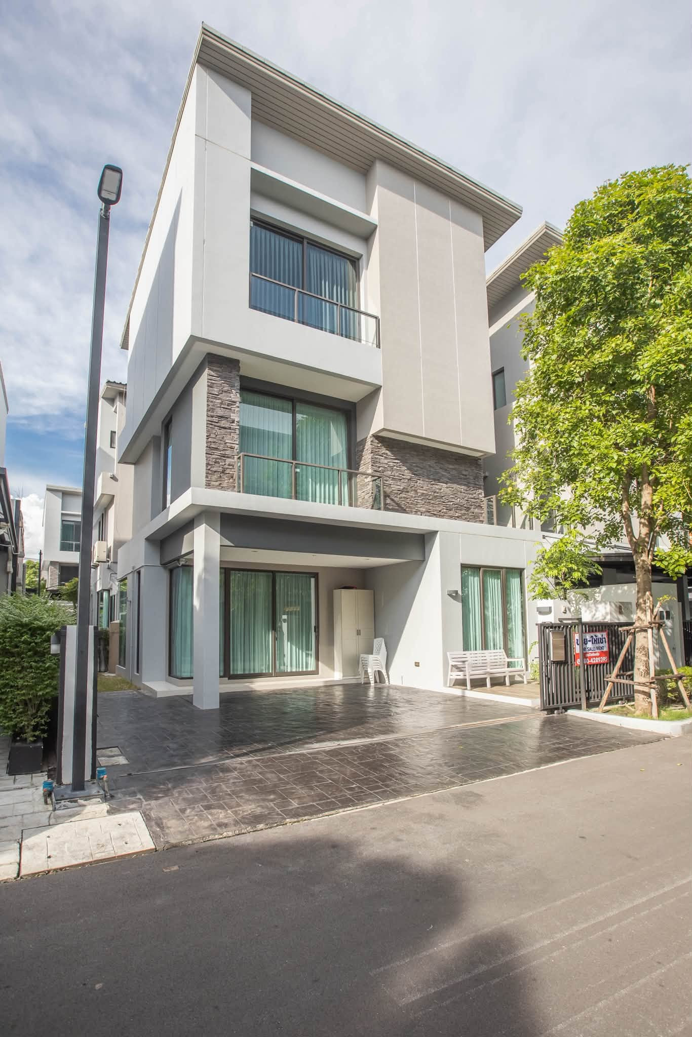 For rent, 3-story twin house, Baan Klang Muang Classe, Ekkamai-Ramindra, fully furnished, ready to move in. For rent, 3-story twin house, Baan Klang Muang Classe, Ekkamai-Ramindra, fully furnished, ready to move in.