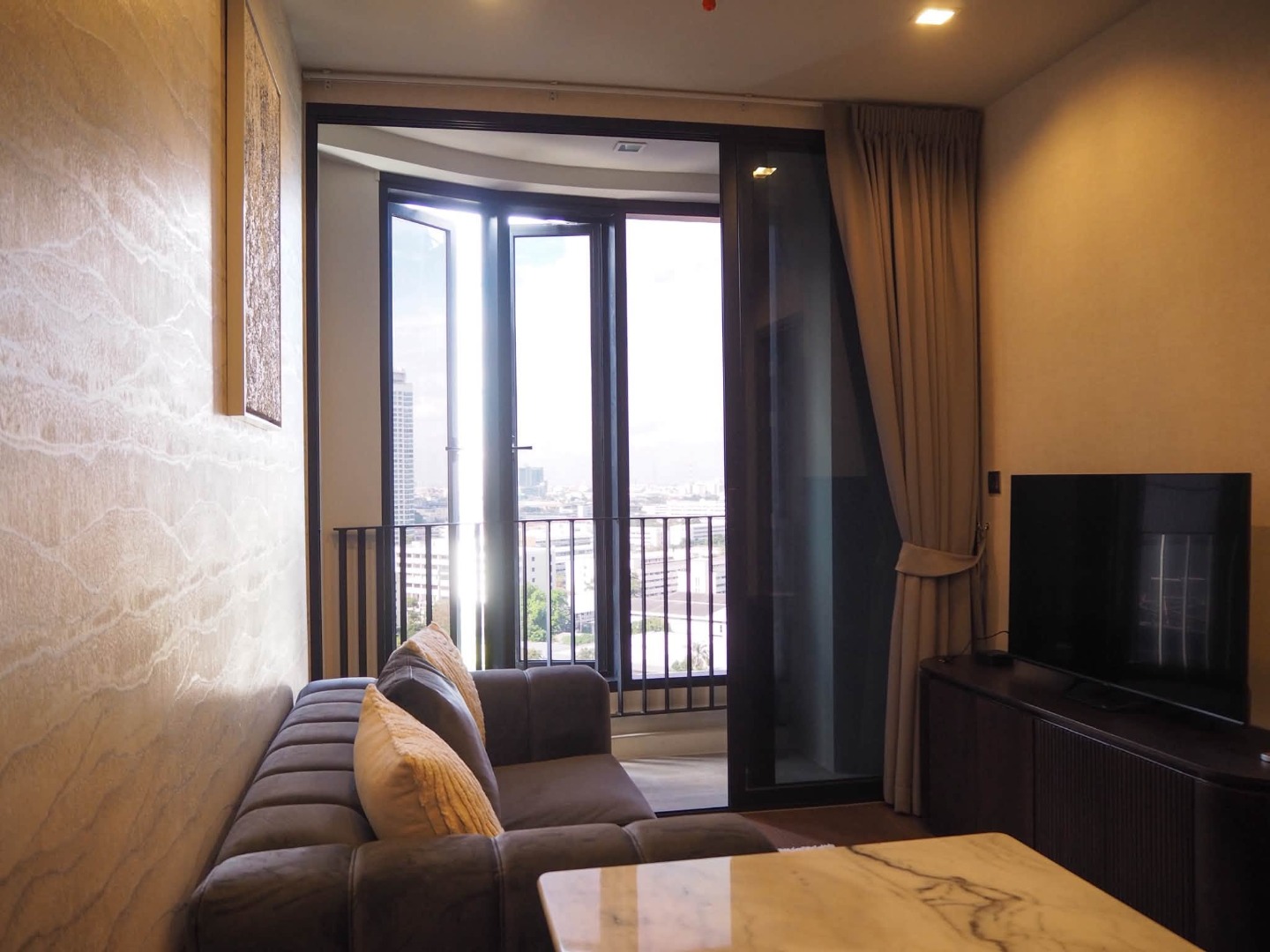 🔥For Rent Immediately🔥 Ideo Q Victory, 36 sq.m. room, 17th floor, right next to BTS Victory Monument (0 meters).
