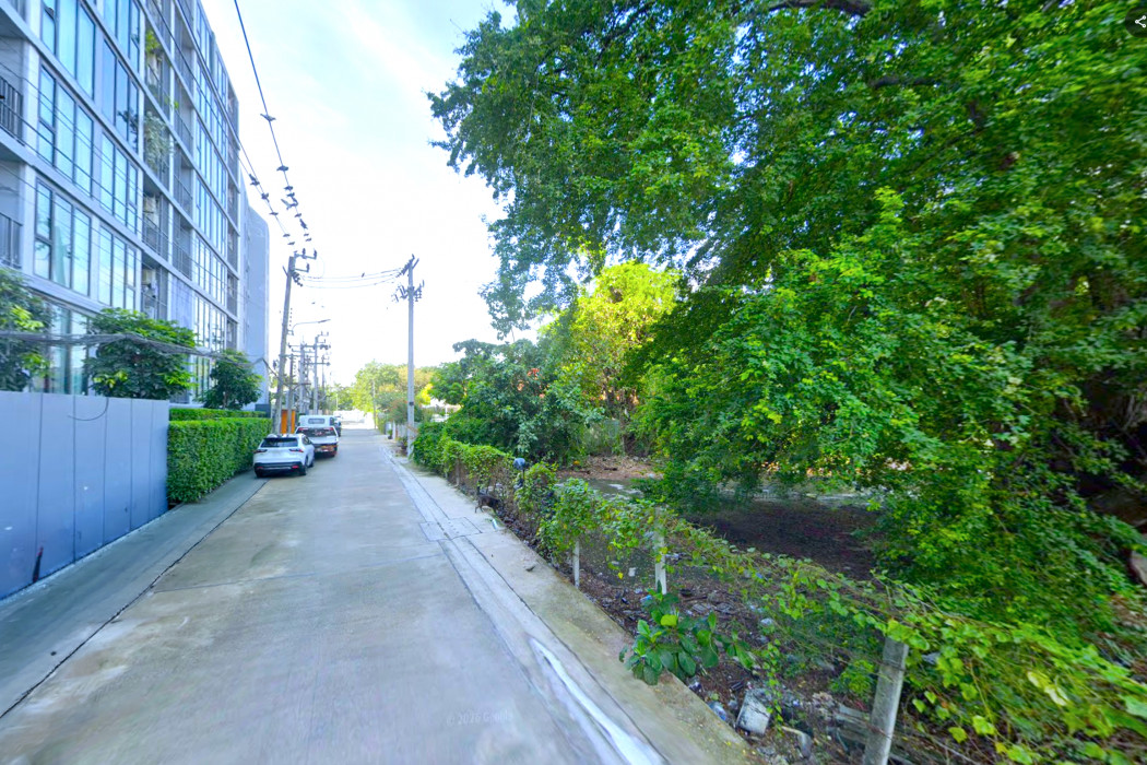 Land for sale in Sukhumvit Soi 50 (Soi Sawasdee 4), 355 square wa, only 1.1 km from Sukhumvit Road. KK Land for sale in Sukhumvit Soi 50 (Soi Sawasdee 4), 355 square wa, only 1.1 km from Sukhumvit Road. KK