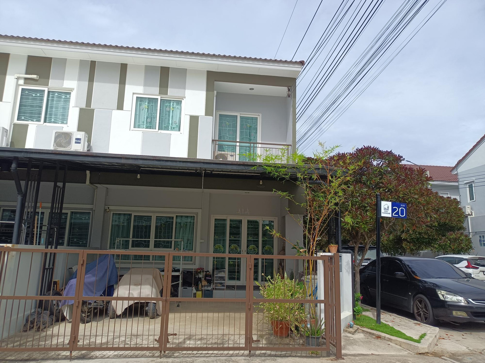 ขายบ้าน น้ำไม่ท่วม ขายบ้านพร้อมอยู่ หลังมุม วิวสวน ทำเลดี ติดถนนใหญ่ มีรถตู้จตุจักร ใกล้รถไฟฟ้า รถไม่ติด อายุบ้าน 3 ปี จอดรถได้ 5 คัน () ต่อรองราคาได้ ช่วยประสานงานสินเชื่อ