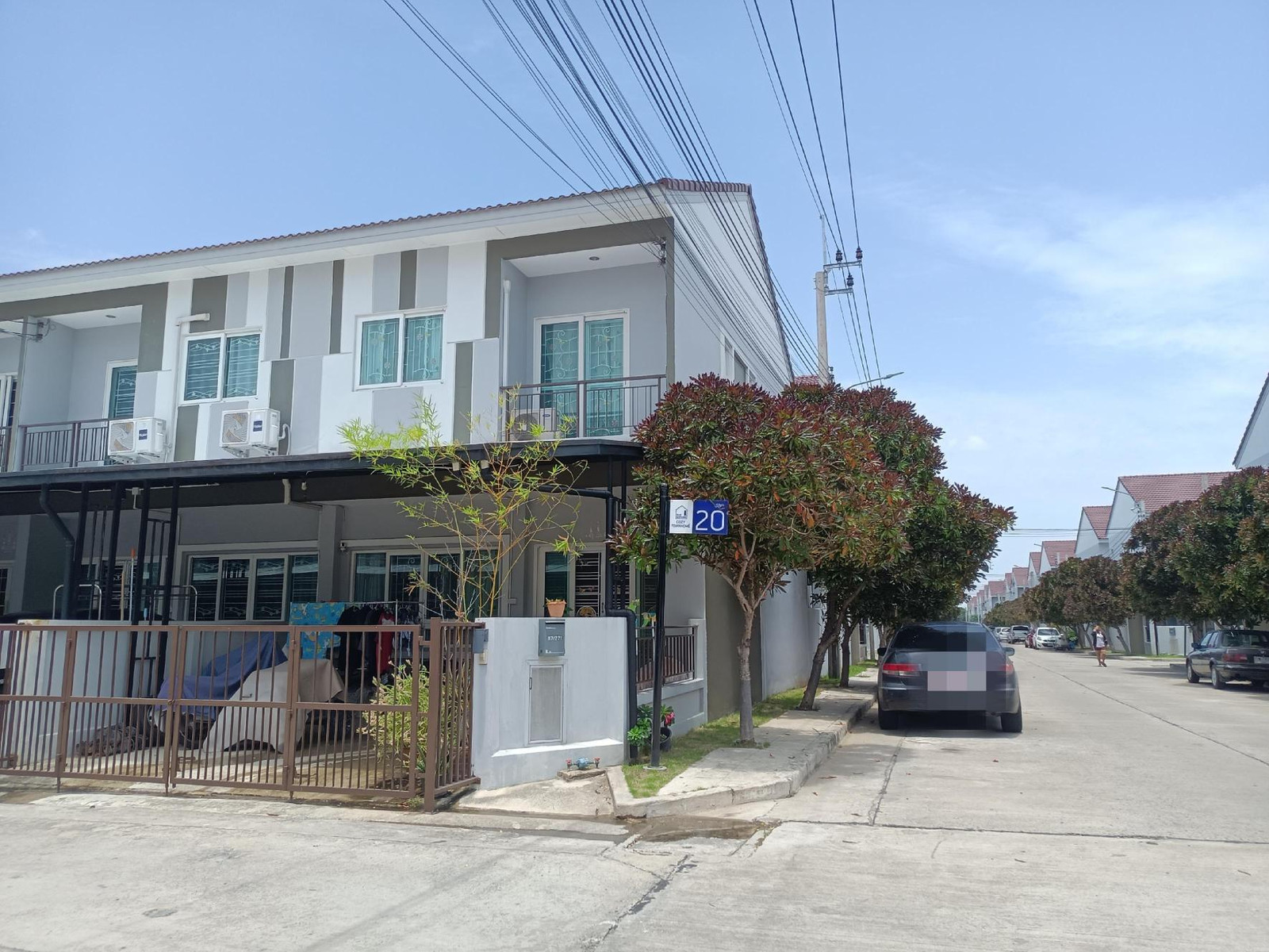 ขายบ้าน น้ำไม่ท่วม ขายบ้านพร้อมอยู่ หลังมุม วิวสวน ทำเลดี ติดถนนใหญ่ มีรถตู้จตุจักร ใกล้รถไฟฟ้า รถไม่ติด อายุบ้าน 3 ปี จอดรถได้ 5 คัน () ต่อรองราคาได้ ช่วยประสานงานสินเชื่อ