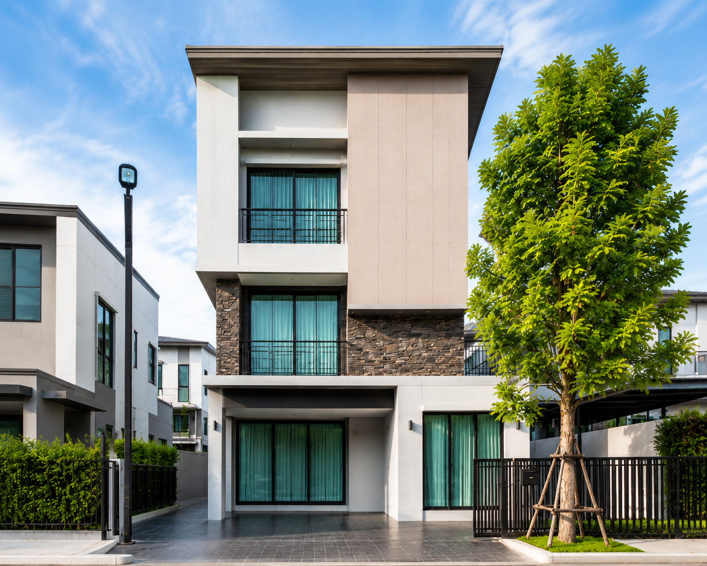3-story semi-detached house for rent, Baan Klang Muang Classe Ekkamai-Ramindra. The whole house is fully decorated. 3-story semi-detached house for rent, Baan Klang Muang Classe Ekkamai-Ramindra. The whole house is fully decorated.