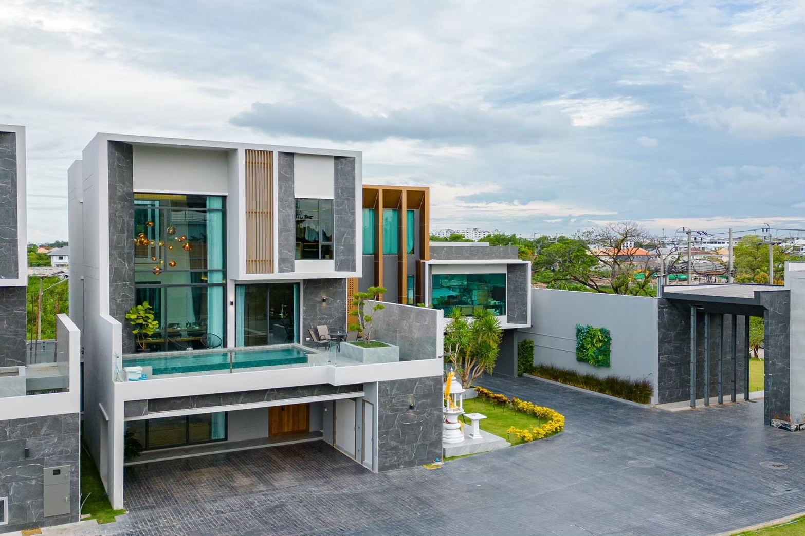 Experience luxury living, private swimming pool and lift under 30 Mb. HIGHBURY WATCHARAPOL RAMINTRA