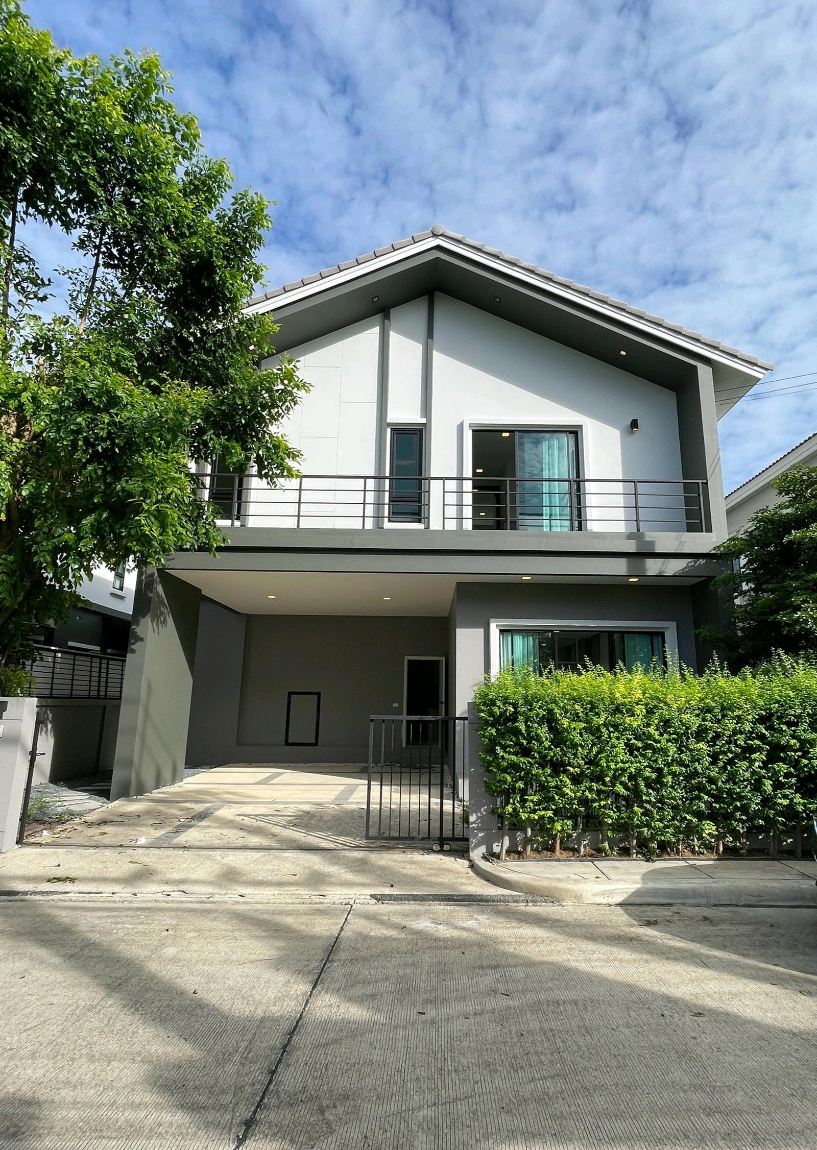 💫ขาย บ้านเดี่ยว The Prime ชัยพฤกษ์-วงแหวน💫🏡บ้านเดี่ยวหลังใหญ่ ตกแต่งใหม่พร้อมอยู่ ทำเลชัยพฤกษ์-วงแหวน✨ตกแต่งใหม่ พร้อมอยู่✨บ้านติดสวน ติดสระว่ายน้ำ และฟิตเนส✨หน้าบ้านไม่ติดใคร บรรยากาศโปร่งโล่ง✨มี Walk-in Closet ใช้งานเป็นสัดส่วน✨เฟอร์นิเจอร์บิวท์อิน