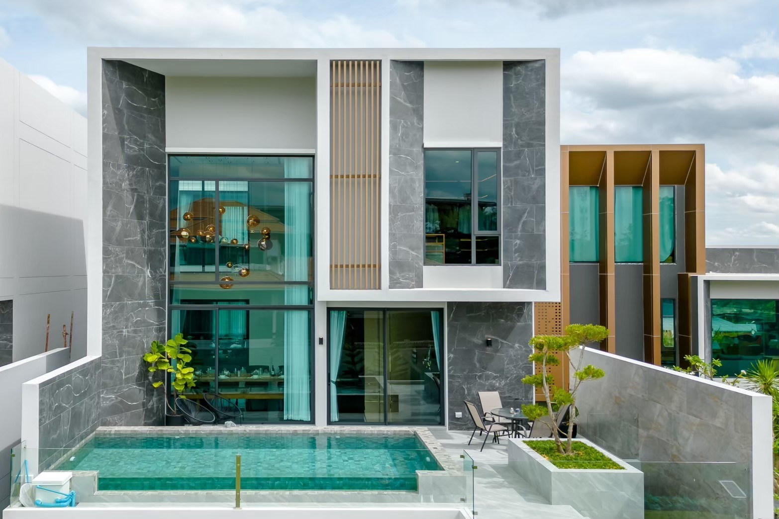 EXCLUSIVE DEAL! POOL VILLA 3 ชั้น พร้อมลิฟท์ HIGHBURY วัชรพล-รามอินทรา *ขายบ้านตัวอย่าง* แต่งครบ เฟอร์ทุกอย่างได้ตามภาพ ต่อรองได้ นัดหมายเข้าชม สัมผัสประสบการณ์พักผ่อนที่เหมาะกับคุณ – รูปที่ 2