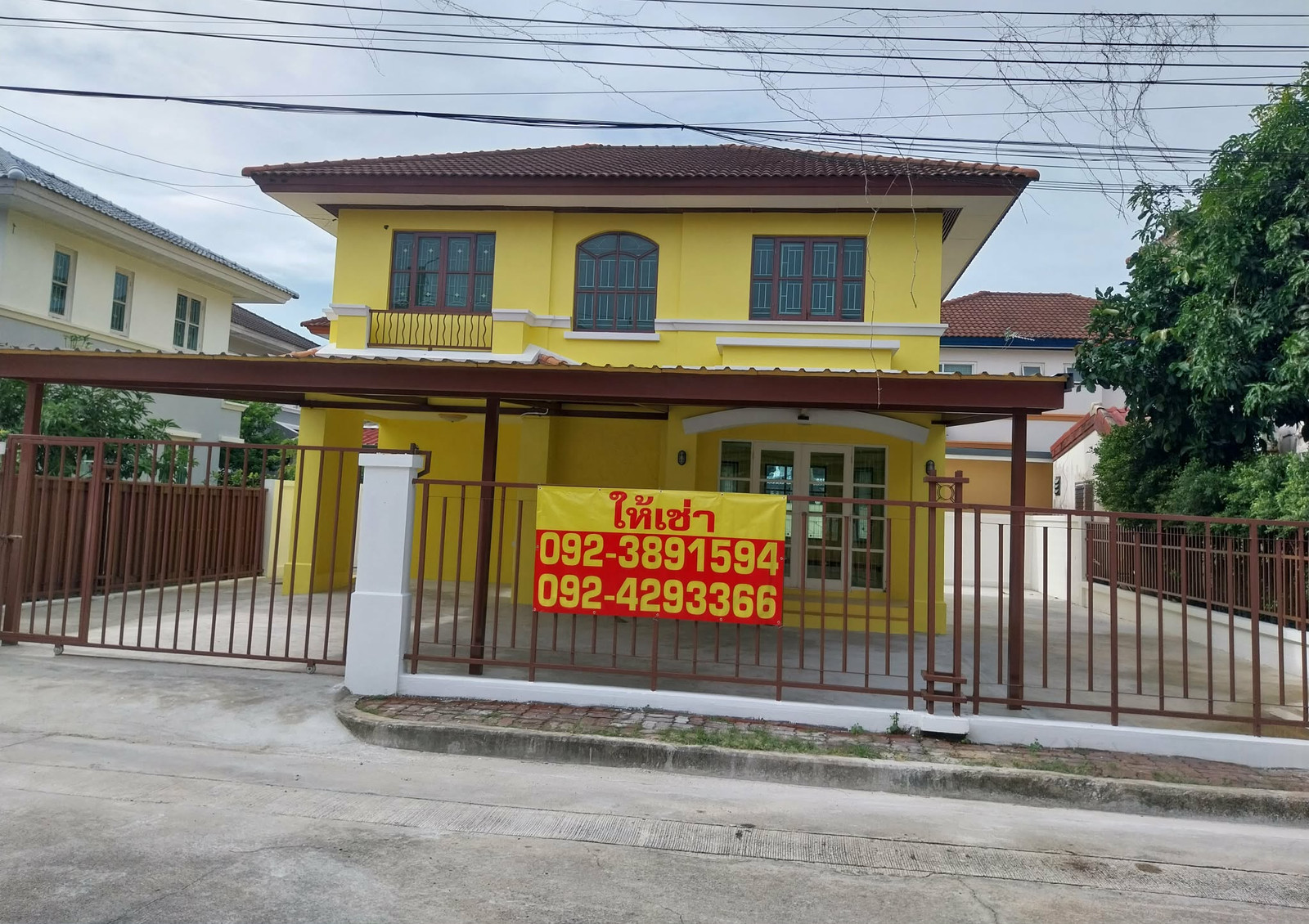 2-story detached house for rent (newly renovated), area 56.6 sq m, Soi Wat Lat Pla Duk, has security guard, swimming pool, playground, aerobic dance area.