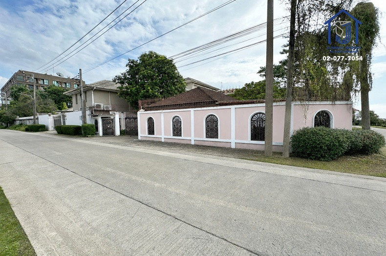 2-story detached house for sale, 206 sq m, Soi Ratchadaphisek 32 (Soi Suea Yai), near MRT Lat Phrao and BTS Ratchayothin.