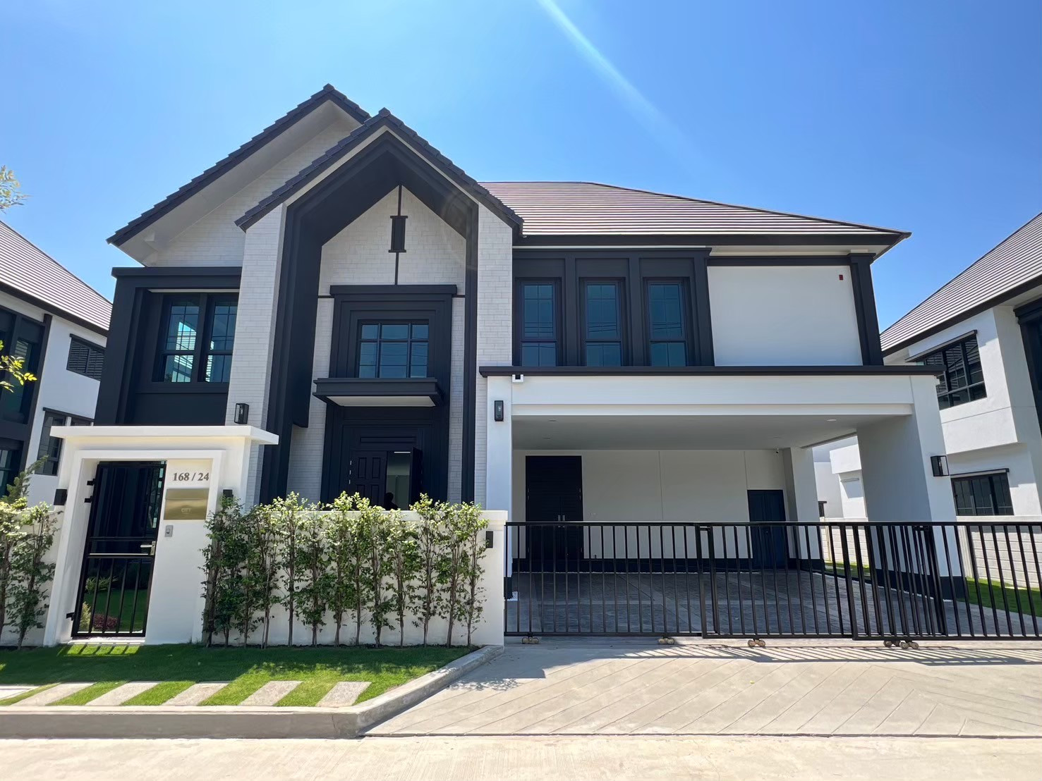 Large luxury detached house, next to Mega Bangna, only 5 minutes. If interested in viewing the project, contact 0655546998 Mameaw.