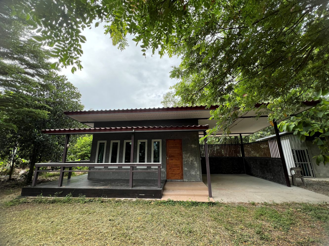 Single-storey detached house for rent, 30 sq m, 1 bedroom, 1 bathroom, house in a shady garden, Doem Bang Nang Buat District, Suphan Buri Province. Single-storey detached house for rent, 30 sq m, 1 bedroom, 1 bathroom, house in a shady garden, Doem Bang Nang Buat District, Suphan Buri Province.