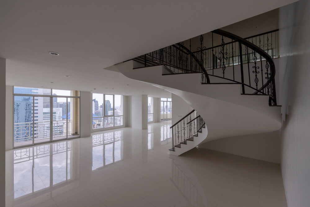 Duplex Penthouse in the heart of Asoke, selling for only 87,xxx/sq m., beautiful open view. Duplex Penthouse in the heart of Asoke, selling for only 87,xxx/sq m., beautiful open view.