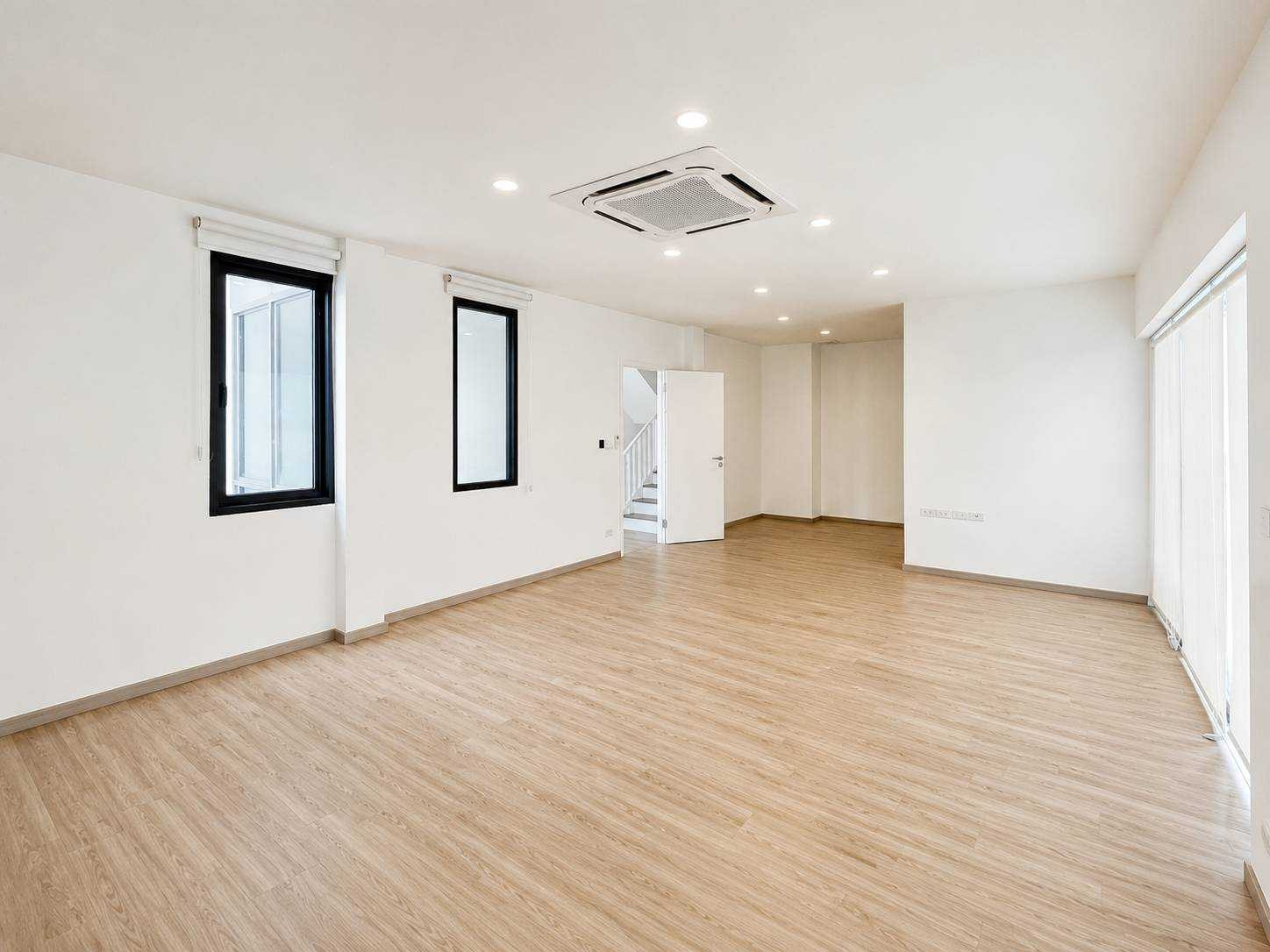 ให้เช่า Home Office ติดถนนวิภาวดี เพียง **50 เมตร** 270 ตรม. 42 ตรว. เหมาะสำหรับบริษัท, Startup, Office หรือพักอาศัย ใกล้สนามบินดอนเมือง – รูปที่ 2