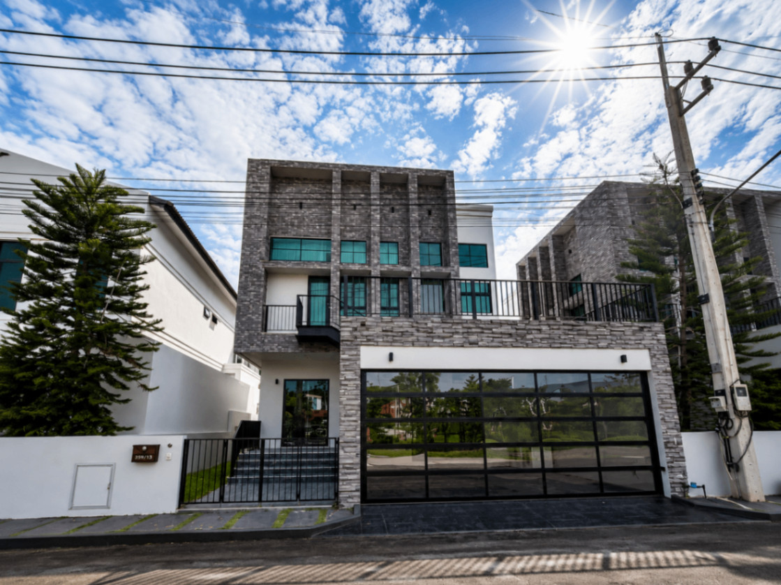 For rent, luxury semi-detached house, The Britt Chiang Mai project, 3 bedrooms, 4 bathrooms, near Payap University. and Central Chiang Mai For rent, luxury semi-detached house, The Britt Chiang Mai project, 3 bedrooms, 4 bathrooms, near Payap University. and Central Chiang Mai