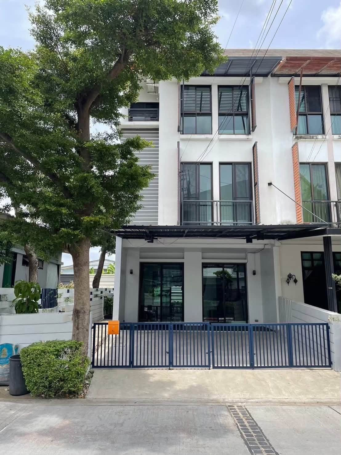 RH071526 Townhome for rent, 3 floors, 3 bedrooms, corner unit at Areeya Mandarina Sukhumvit 77, next to On Nut Road. RH071526 Townhome for rent, 3 floors, 3 bedrooms, corner unit at Areeya Mandarina Sukhumvit 77, next to On Nut Road.