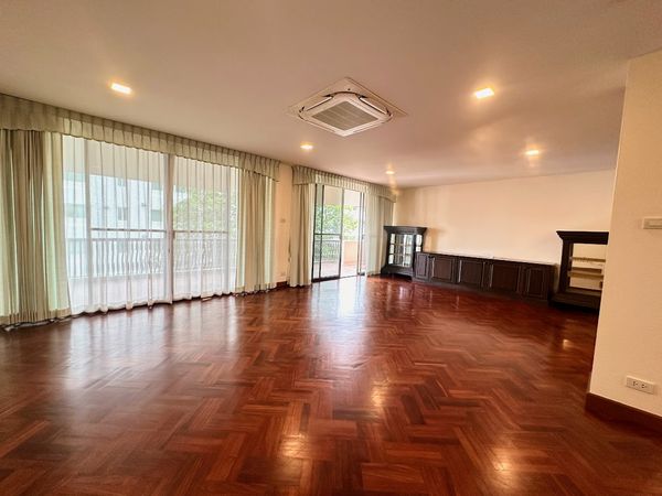 ให้เช่า Ruamrudee Penthouse (ร่วมฤดี เพนท์เฮ้าส์) 3 ห้องนอน 3 ห้องน้ำ ขนาดใหญ่ 295.13 ตร.ม. ใกล้ BTS เพลินจิต ระเบียงกว้าง วิวเปิดโล่ง ร่มรื่นเป็นส่วนตัว