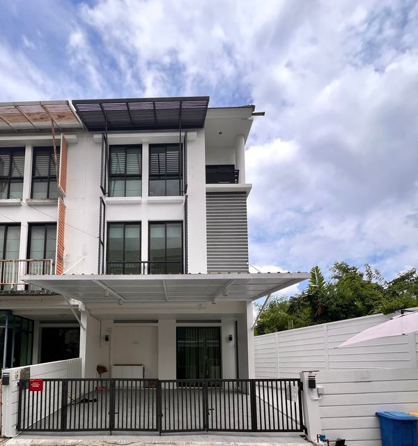 RH071626 ให้เช่า ทาวน์โฮม 3 ชั้น 3 ห้องนอน หลังมุม at Areeya Mandarina Sukhumvit 77 ติดถนนอ่อนนุช