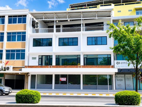 Commercial building for sale, 3 units, 4 floors, Sukhumvit, on the roadside, near BTS Phra Khanong, only 1 minute, prime location, suitable for investment and business.