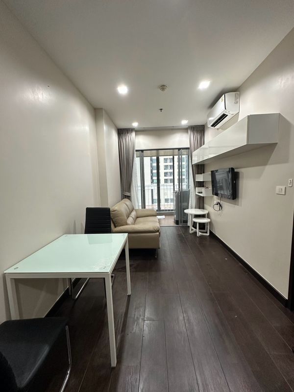🏙️ ปล่อยเช่า IDEO Q Phayathai✨ 1 ห้องนอน | 40 ตร.ม.🛠️ รีโนเวทใหม่กิ๊ก เพิ่งเสร็จ พร้อมเข้าอยู่!🚿 ห้องน้ำตกแต่งใหม่ พร้อม Shower Box🛏️ ห้องสวย สะอาด เฟอร์นิเจอร์ครบ บรรยากาศน่าอยู่📦 หิ้วกระเป๋าเข้าอยู่ได้เลย💰 ค่าเช่าเพียง 22,000 บาท📞 โทร: 065-