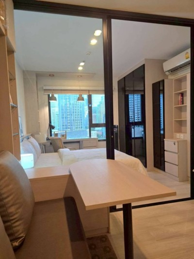🔥For Rent Now🔥 Life Asoke 🚈 Just a 4-minute walk to Airport Rail Link Makkasan and approximately 6 minutes to MRT Phetchaburi. 🌆 Well-partitioned room with beautiful city views, 12th floor (12A), fully functional. Ready to move in.