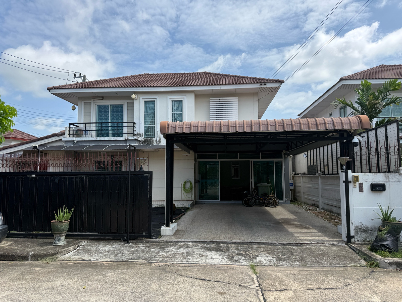 ขายบ้านเดี่ยว พรทวีบ้านวิวสวน ติดถนนพุทธมณฑลสาย 5 ใกล้ศาลายา ขนาด 75 ตรวา 4 นอน 4 น้ำ พิเศษ 4.99 ล้าน สนใจ 097 - 465 5644