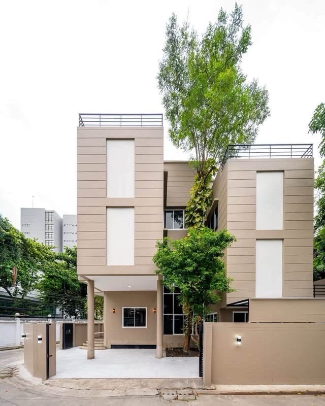 Home office for rent, Chatuchak - Mo Chit, near Vibhavadi Road, 300 meters, parking for 3 cars. Home office for rent, Chatuchak - Mo Chit, near Vibhavadi Road, 300 meters, parking for 3 cars.