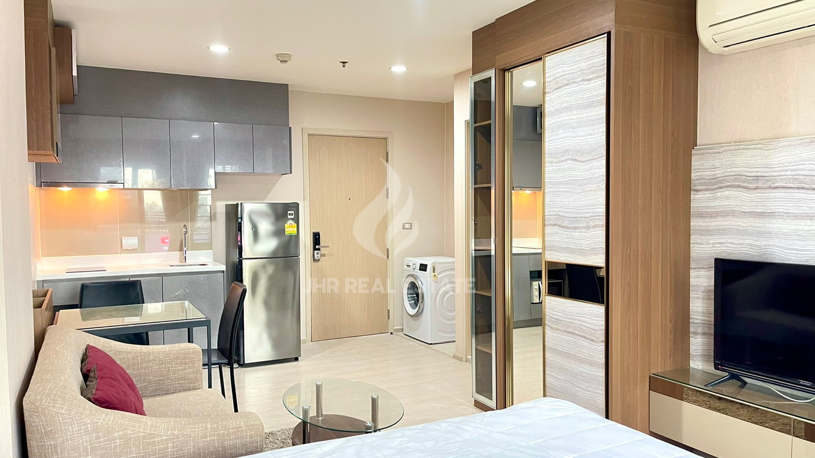 Hight quality furniture🔥Rhythm Asoke 2 ว่างให้เช่า Line id : @jhrrealestate