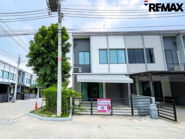 For sale: Pleno Rama 9-Krungthep Kreetha (newly cut), 1 corner house, view in front of the house is garden, clubhouse. Connect to Rama 9 in just 15 minutes. For sale: Pleno Rama 9-Krungthep Kreetha (newly cut), 1 corner house, view in front of the house is garden, clubhouse. Connect to Rama 9 in just 15 minutes.