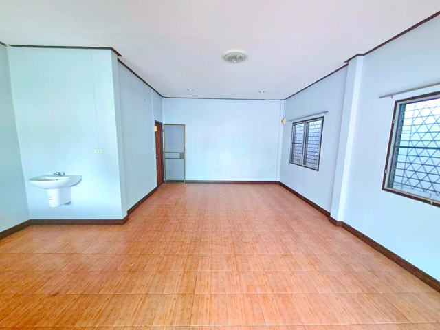 can open the shop with signs. or office on the main for rent Krungthep Kreetha36-44 48sqwa.248 sqm. 14,999B-M has a balcony good location 4bed 4bath 2-3parking 1a/c convenient travel APL BanThapChang 1.5km Cheapest in 3 worlds Saphan Sung 2 – รูปที่ 3
