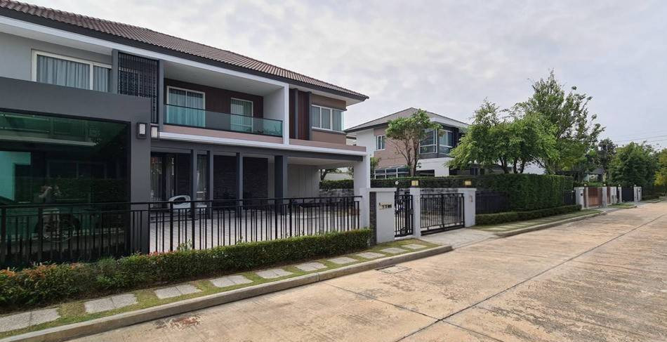 For rent, a luxury detached house, The Grand Pinklao project, near Mahidol University, area 118 square meters, 3 bedrooms, 4 bathrooms, built-in furniture throughout.
