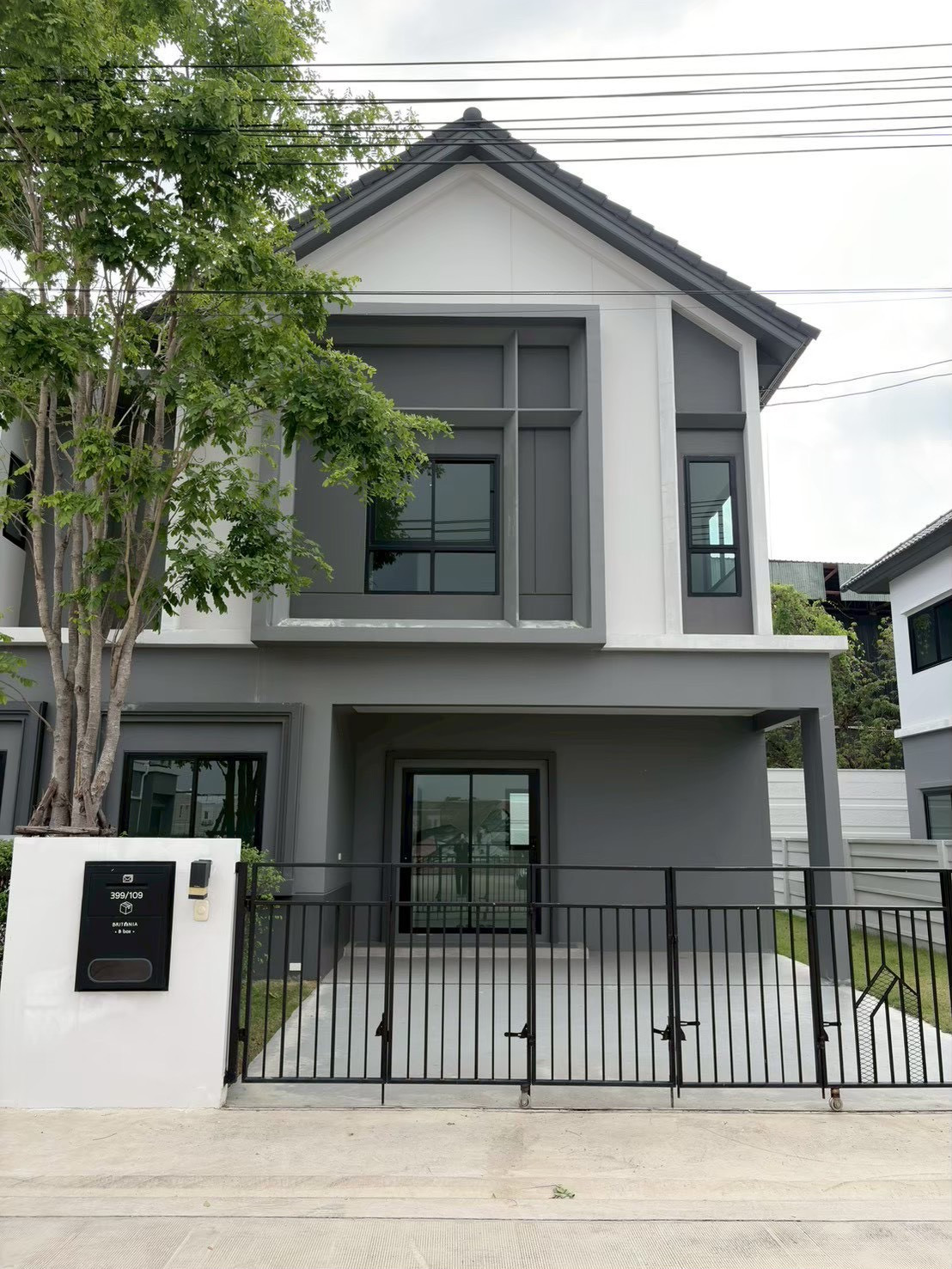 Semi-detached house, great location, no one in front of the house, last house, price 4.99 million baht. Semi-detached house, great location, no one in front of the house, last house, price 4.99 million baht.