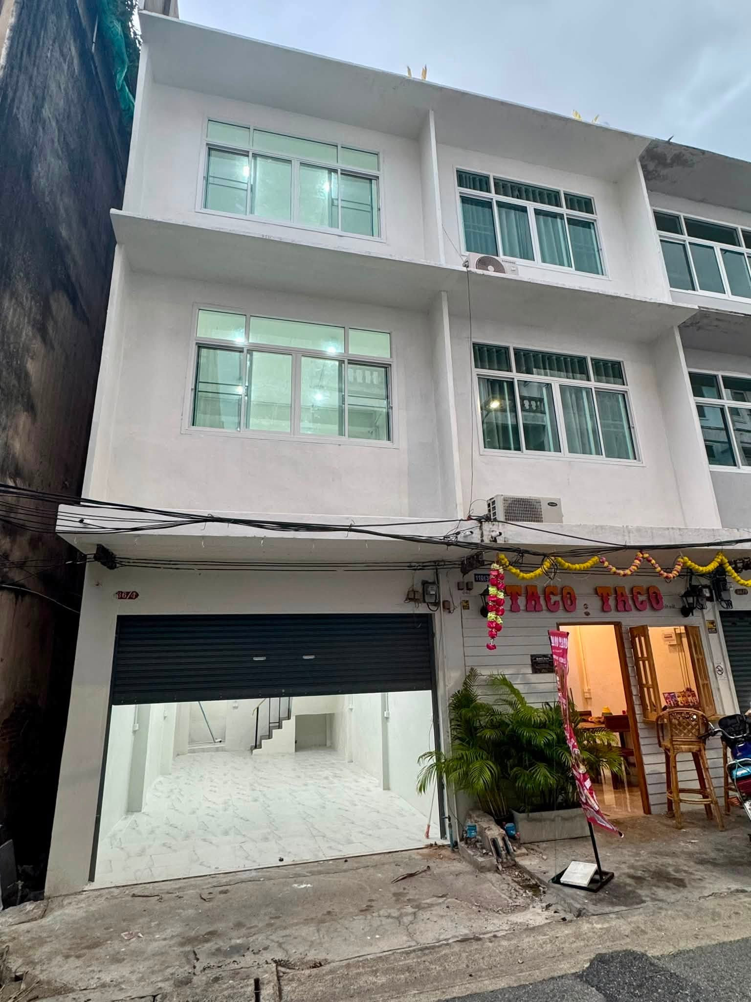 ให้เช่า ทาวน์เฮาส์ 4 ชั้น พร้อมดาดฟ้า รีโนเวทใหม่ทั้งหลัง สาทร 11 แยก 3 | ใกล้ BTS เซนต์หลุยส์ เพียง 600 เมตร