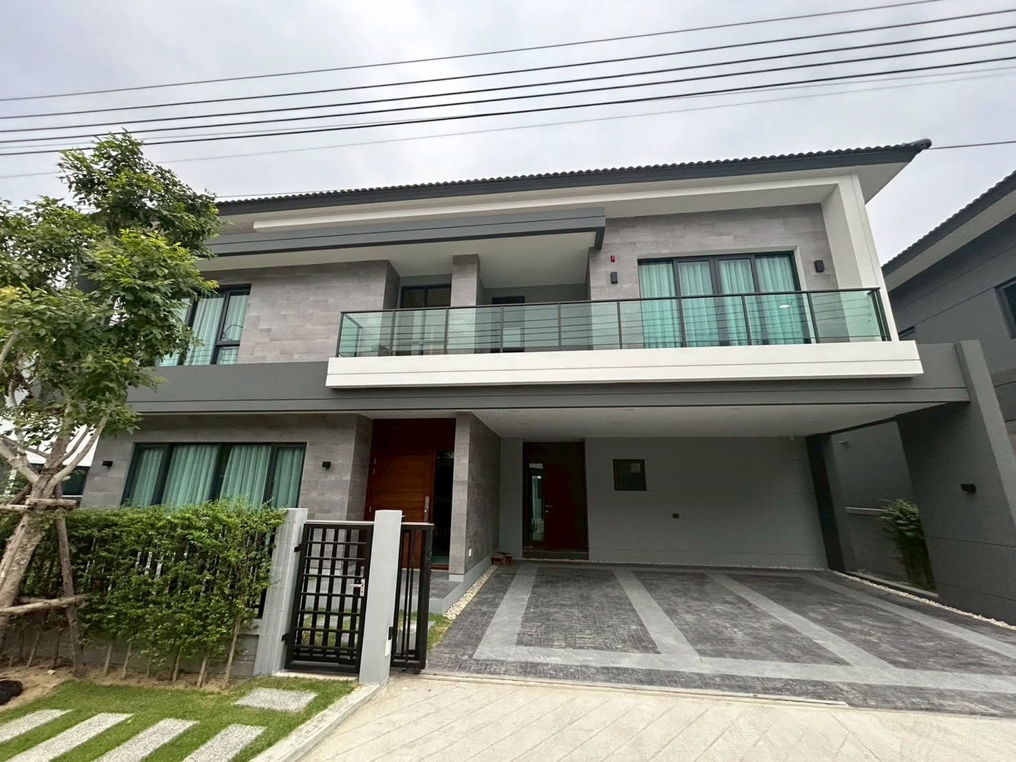 For rent The City Bangna 4 bedrooms large luxury detached house fully furnished ready to move in. Near Bangna-Trad Road expressway and Suvarnabhumi Airport.