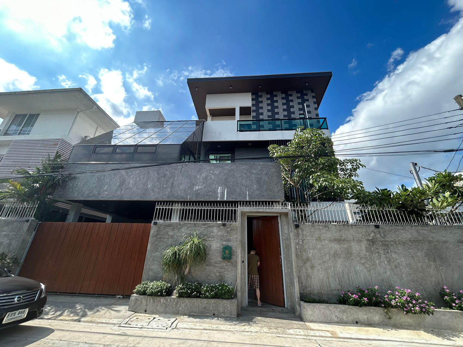 Rama 9 - Huai Khwang | Brand New Ultra-Luxury 3.5-Story Detached Villa with Private Rooftop Pool 280,000 THB / Month Rama 9 - Huai Khwang | Brand New Ultra-Luxury 3.5-Story Detached Villa with Private Rooftop Pool 280,000 THB / Month