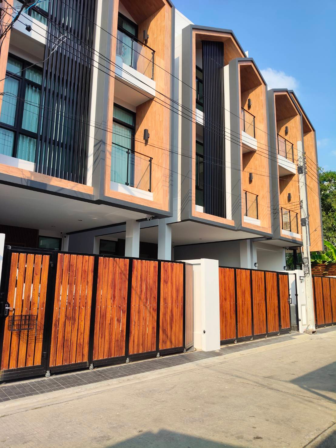 Large detached house in the heart of the city Prime location in Rama 9, Ratchada, Huai Khwang, Sutthisan zone, close to the MRT only 800 meters. Large detached house in the heart of the city Prime location in Rama 9, Ratchada, Huai Khwang, Sutthisan zone, close to the MRT only 800 meters.