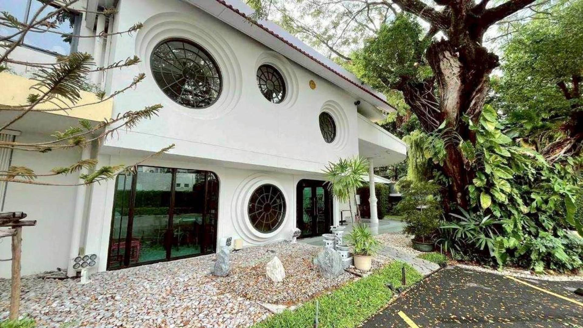 House for rent for use as a restaurant, Thonglor zone, 236.76 sq m.Complete with beard and kitchen furniture House for rent for use as a restaurant, Thonglor zone, 236.76 sq m.Complete with beard and kitchen furniture