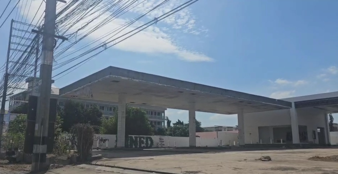 ⭐ Space for rent, prime location, cheap price! 581 sq m., front width 58 m., next to Sukhumvit Road. (Rong Pho Market intersection) Bang Lamung - Pattaya, selling for 34 million, renting out 120,000 baht per month.